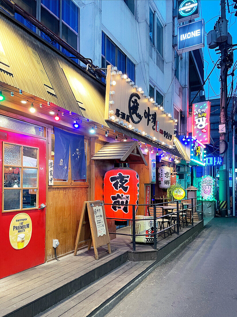 Straße mit Restaurants und Bars in der Abenddämmerung, Neonbeleuchtung, Seoul, Südkorea