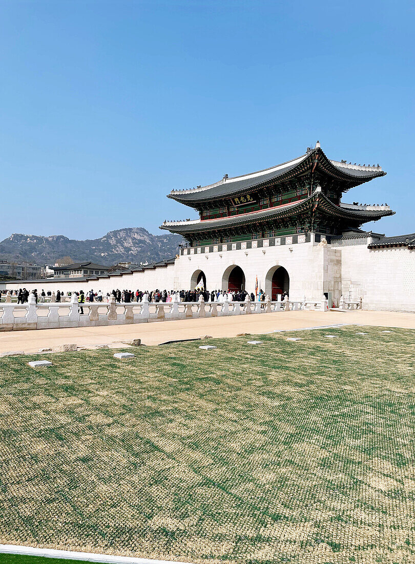  Gwanghwamun Gate, entrance to Gyeongbokgung Palace, Seoul, South Korea, Asia 