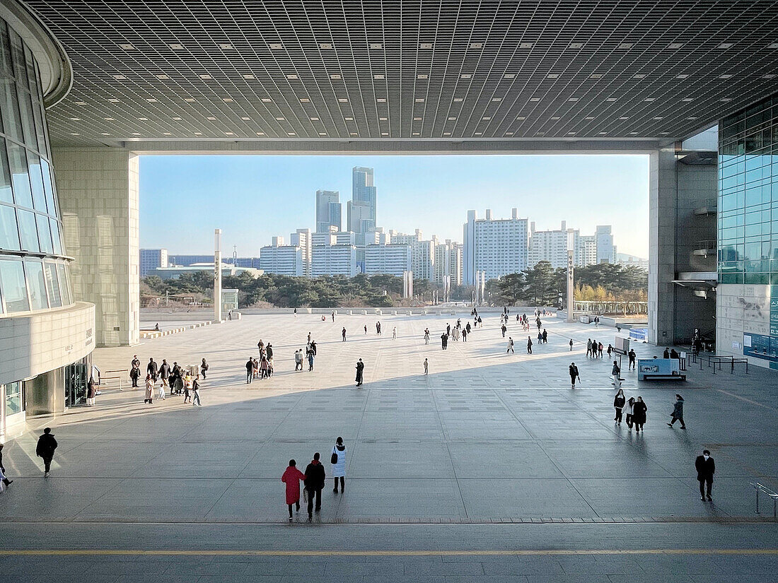 Eingang des Nationalmuseums mit Blick auf Hochhäuser, flanierende Besucher, Seoul, Südkorea, Asien