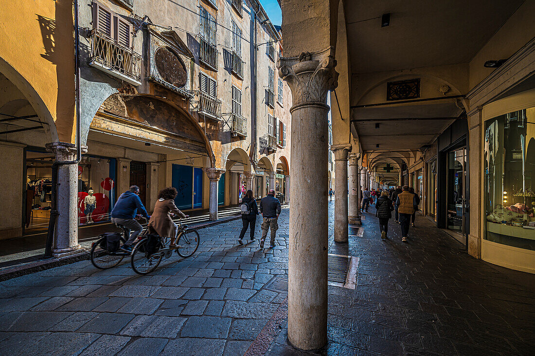  Cyclists, arcades in old town, city of Mantua, province of Mantua, Mantova, on the river Mincio, Lombardy, Italy, Europe 