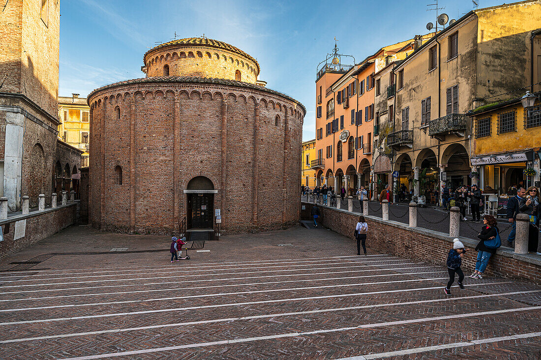  Rotonda di San Lorenzo Church on Piazza delle Erbe, Mantua City, Mantua Province, Mantova, on the Mincio River, Lombardy, Italy, Europe 