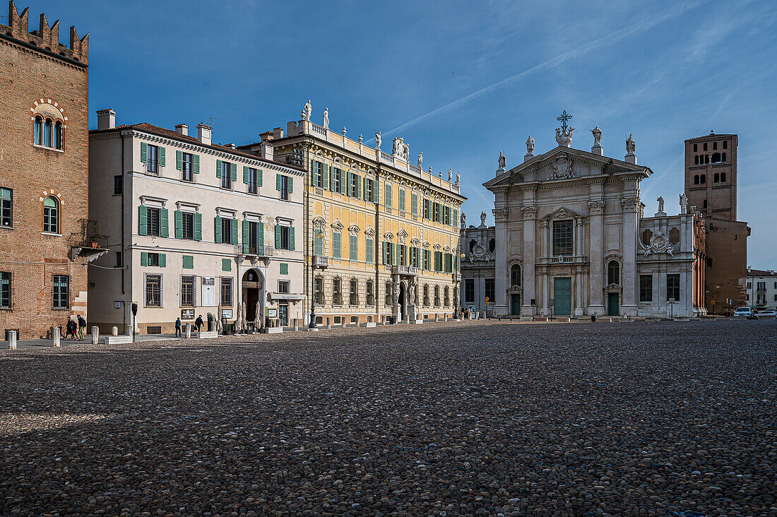  Piazza Sordello, in the background Church of the Apostle Peter Cathedral, City of Mantua, Province of Mantua, Mantova, on the River Mincio, Lombardy, Italy, Europe 