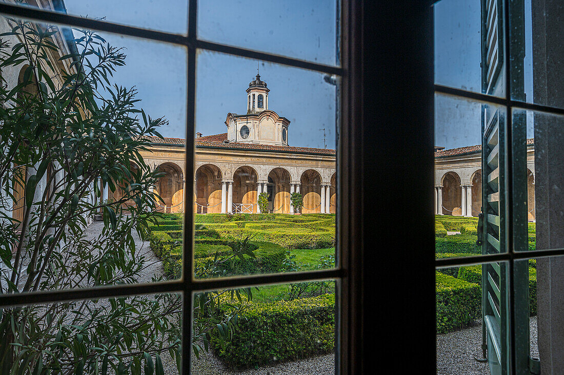  hanging garden in the courtyard of the Palazzo Ducale Museum, Mantua City, Mantua Province, Mantova, on the Mincio River, Lombardy, Italy, Europe 