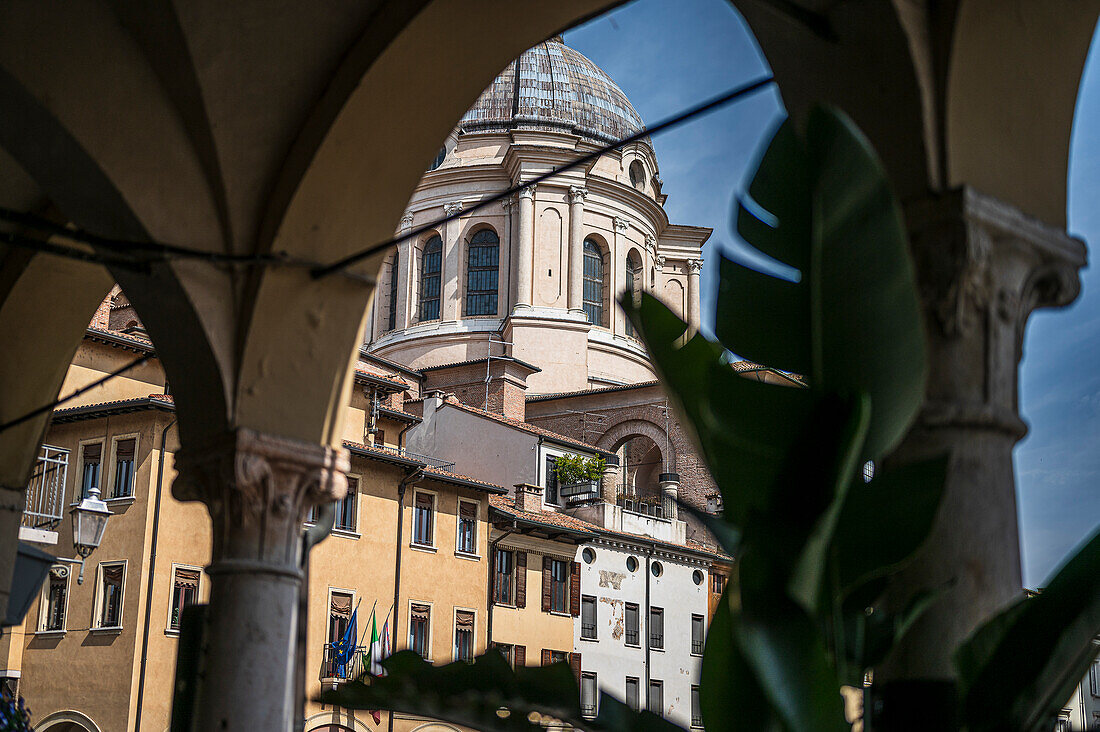  Arcades at Piazza delle Erbe, Church of the Basilica of Sant&#39;Andrea, City of Mantua, Province of Mantua, Mantova, on the River Mincio, Lombardy, Italy, Europe 