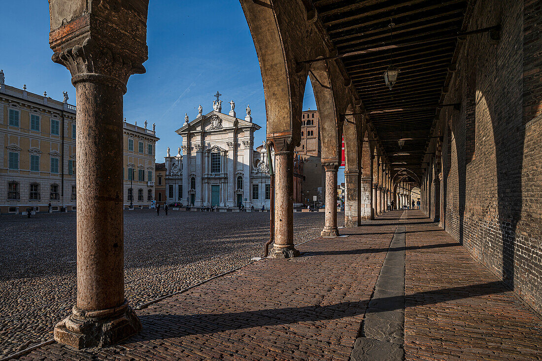  Piazza Sordello square with Palazzo Ducale palace with arcades, city of Mantua, Church of the Apostle Peter Cathedral in the background, province of Mantua, Mantova, on the river Mincio, Lombardy, Italy, Europe 