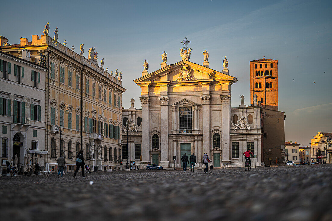  Piazza Sordello, city of Mantua, Church of the Apostle Peter Cathedral in the background, province of Mantua, Mantova, on the river Mincio, Lombardy, Italy, Europe 