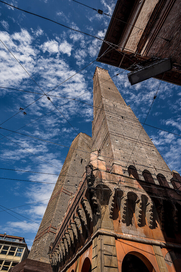  Garisenda and Asinelli towers, Bologna, Italian university city, Emilia-Romagna region, Italy, Europe 