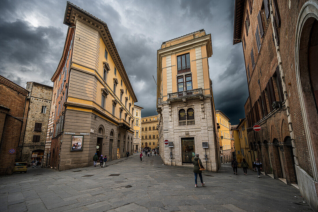 Enge Gassen in der Altstadt von Siena, Region Toskana, Italien, Europa