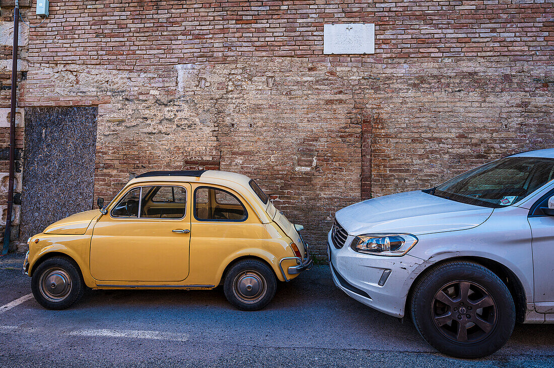 Alter Fiat 500 neben neuem SUV Auto, Siena, Region Toskana, Italien, Europa