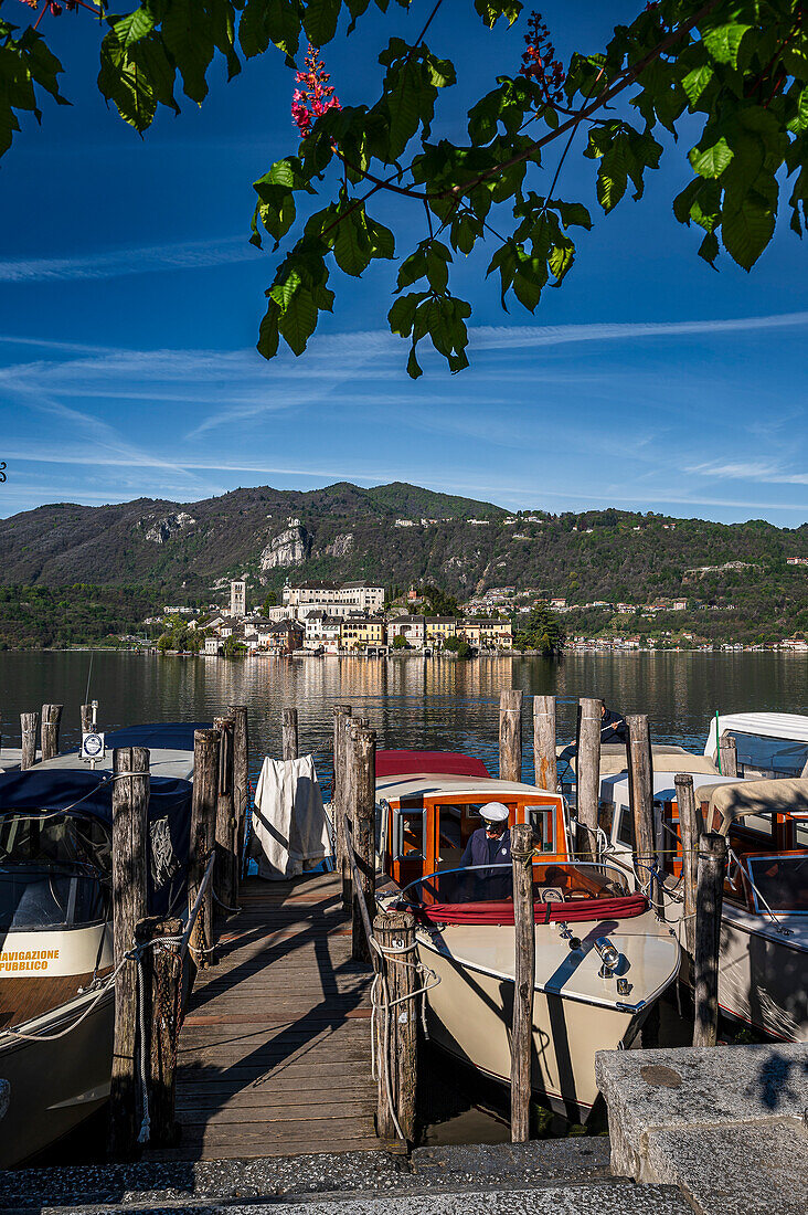 Wassertaxi und Blick zur Insel Isola San Giulio vom Hafen Orta San Giulio, Piazza Motta, Ortasee Lago d’Orta, Provinz Novara, Region Piemont, Italien, Europa