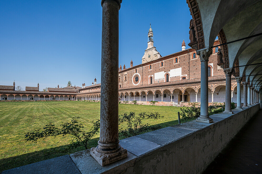 Großer Kreuzgang mit Garten im Kloster Certosa di Pavia, Pavia, Provinz Pavia, Lombardei, Italien, Europa
