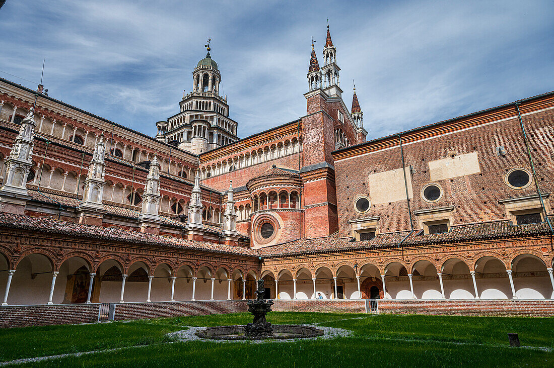  small cloister with a garden in the middle, Certosa di Pavia monastery (“Gratiarum Chartusiae”), Pavia province, Lombardy, Italy, Europe 