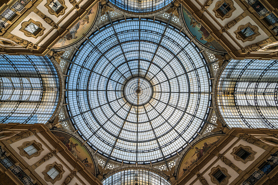 Glaskuppel in der Einkaufsmeile Galleria Vittorio Emanuele II, Mailand, Lombardei, Italien, Europa