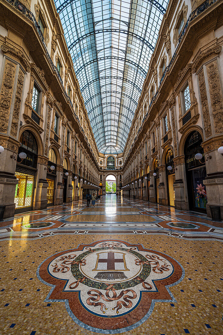 Ladenzeile und Glasgewölbe in der Einkaufsmeile Galleria Vittorio Emanuele II, Piazza del Duomo, Mailand, Lombardei, Italien, Europa