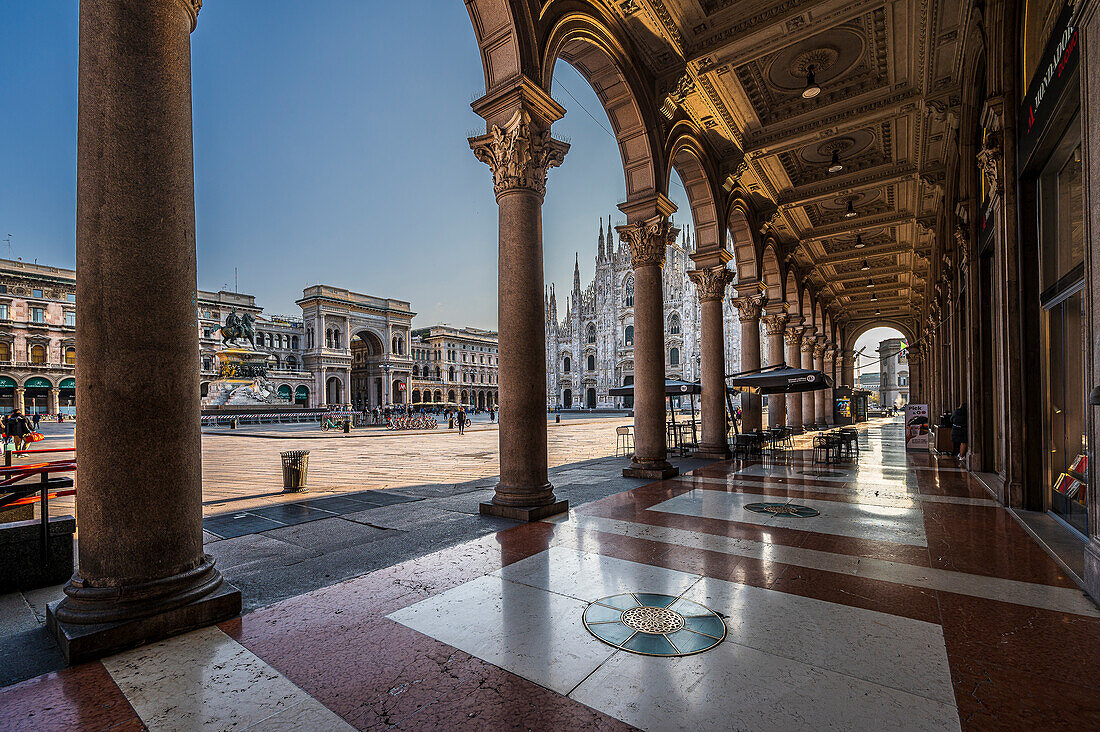 Blick aus Arkadengang zum Piazza del Duomo mit dem Dom Duomo und dem Triumphbogen der Galleria Vittorio Emanuele II, Mailand, Lombardei, Italien, Europa