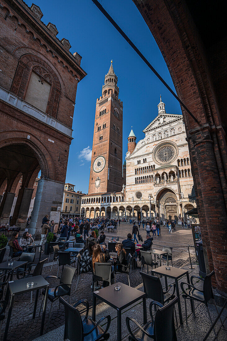 Strassencafe und Blick zum Dom von Cremona, Piazza Duomo, Cremona, Provinz Cremona, Lombardei, Italien, Europa