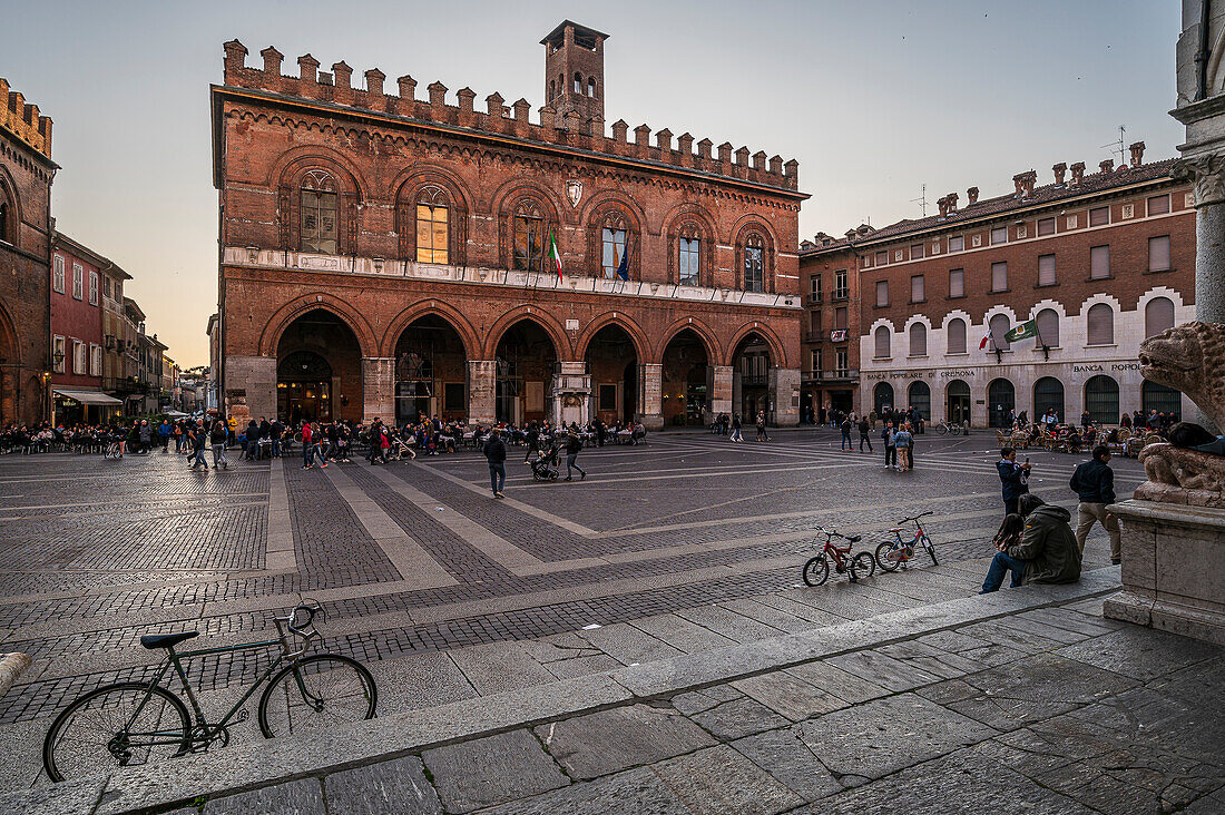  Square with Cathedral of Cremona, Piazza Duomo Cremona, Cremona, Province of Cremona, Lombardy, Italy, Europe 