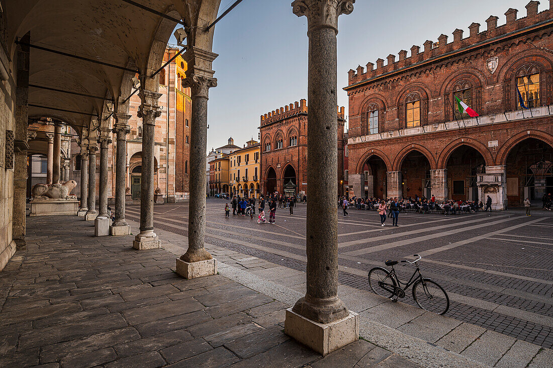  Square with Cathedral of Cremona, Piazza Duomo Cremona, Cremona, Province of Cremona, Lombardy, Italy, Europe 