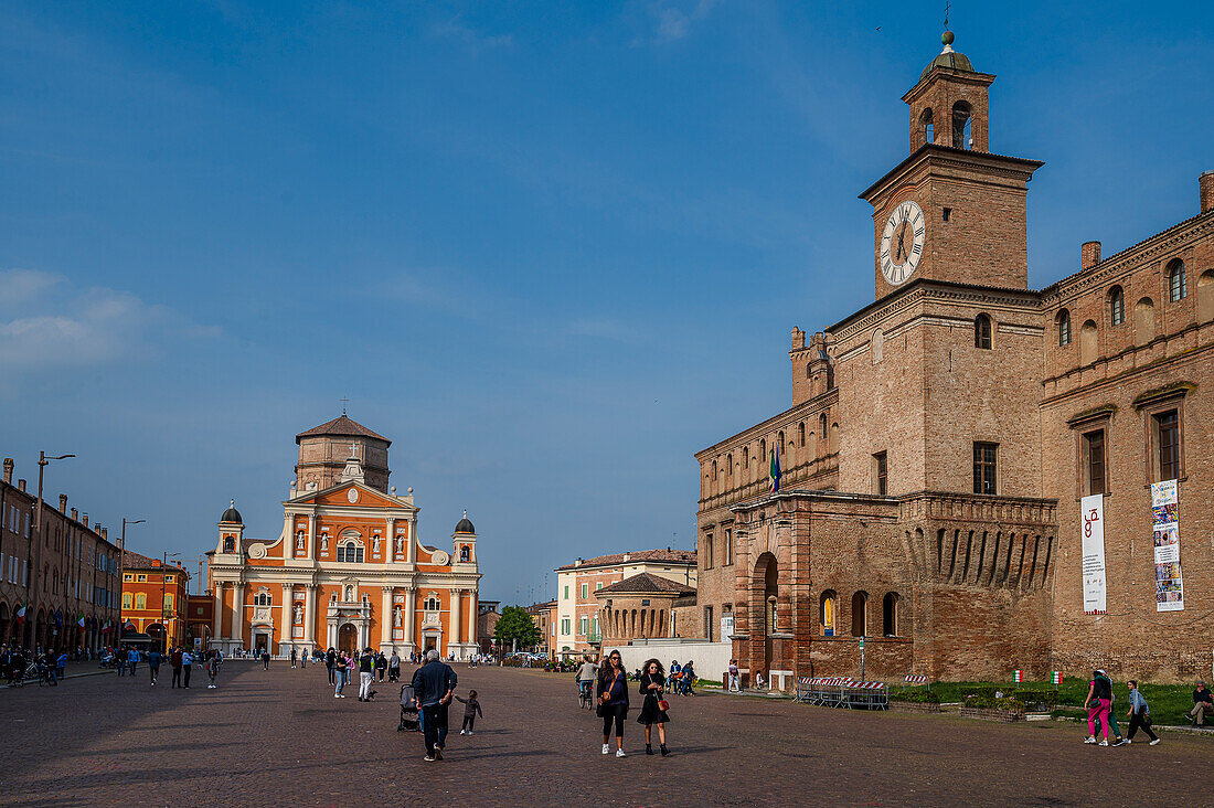 Palazzo dei Pio und Dom Basilica di Santa Maria Assunta, Piazza dei Martiri, Carpi, Provinz Modena, Region Emilia-Romagna, Italien, Europa