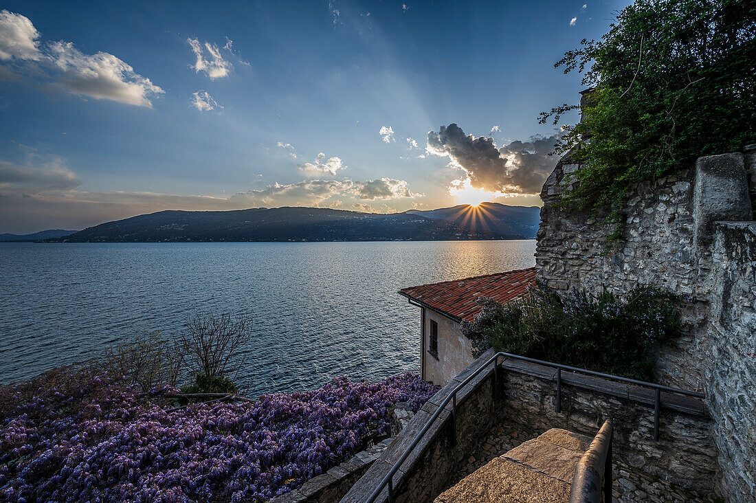 Zugang zum Kloster Santa Caterina del Sasso am Abend, Provinz Varese, Lago Maggiore, Lombardei, Italien, Europa