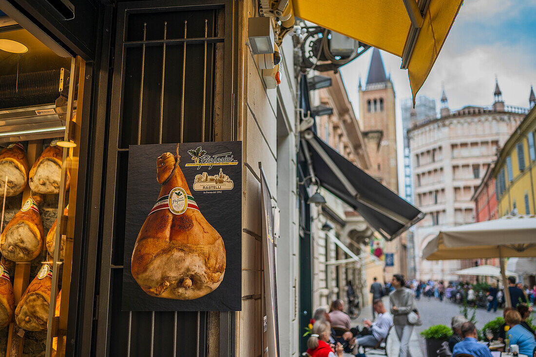  Selling Parma ham in Old Town, Parma, Province of Parma, Emilia-Romagna, Italy, Europe 