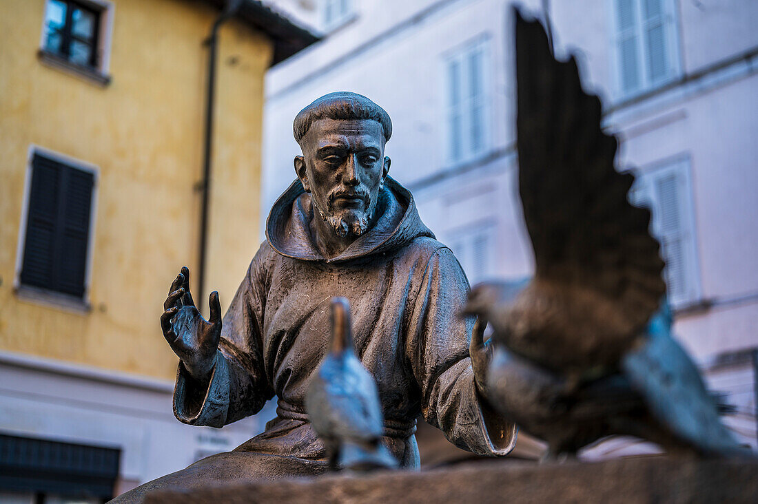 Denkmal und Brunnen Fontana di San Francesco vor Kirche San Francesco d'Assisi, Vigevano, Provinz Pavia, Lombardei, Italien, Europa