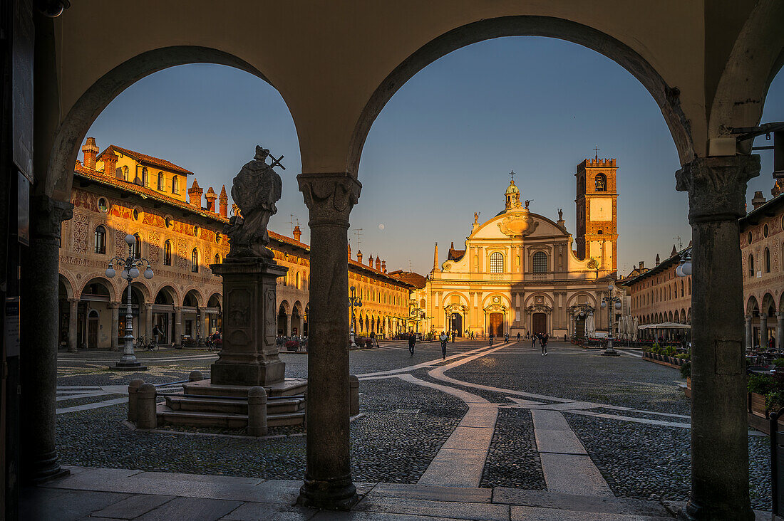  View through arcades to Piazza Ducale with Cathedral of Vigevanono Cattedrale di Sant&#39;Ambrogio at the end of the square, Vigevano, Province of Pavia, Lombardy, Italy, Europe 