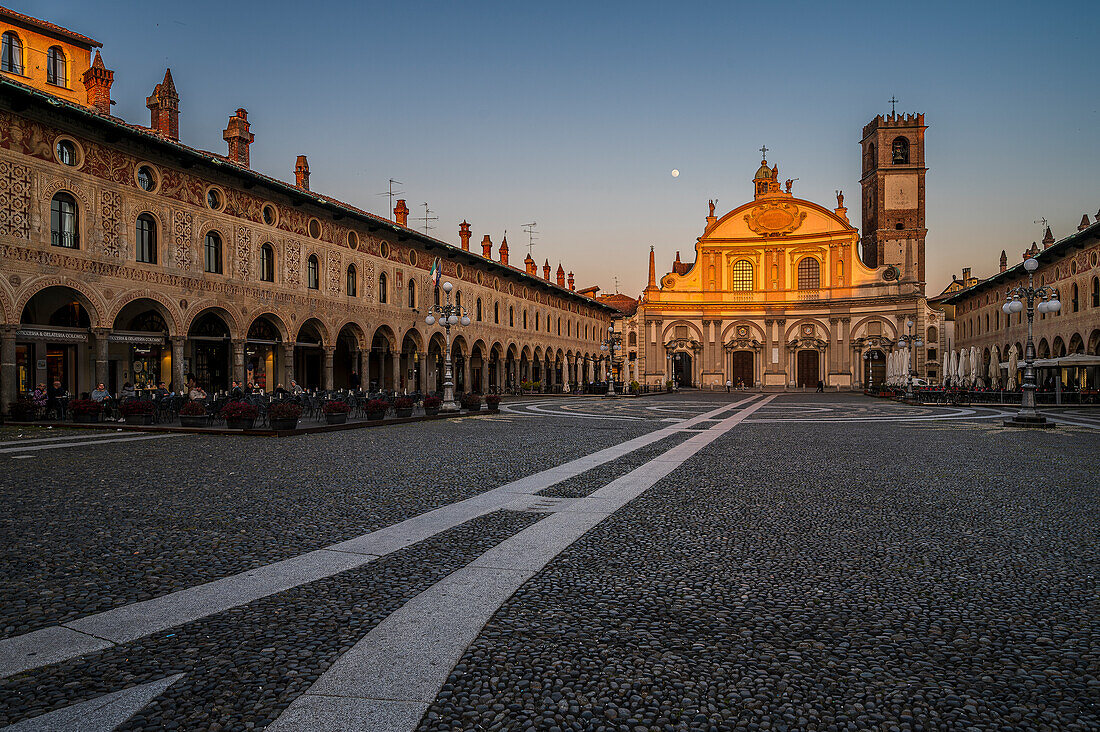  Piazza Ducale with Cathedral of Vigevanono Cattedrale di Sant&#39;Ambrogio at the end of the square, Vigevano, Province of Pavia, Lombardy, Italy, Europe 