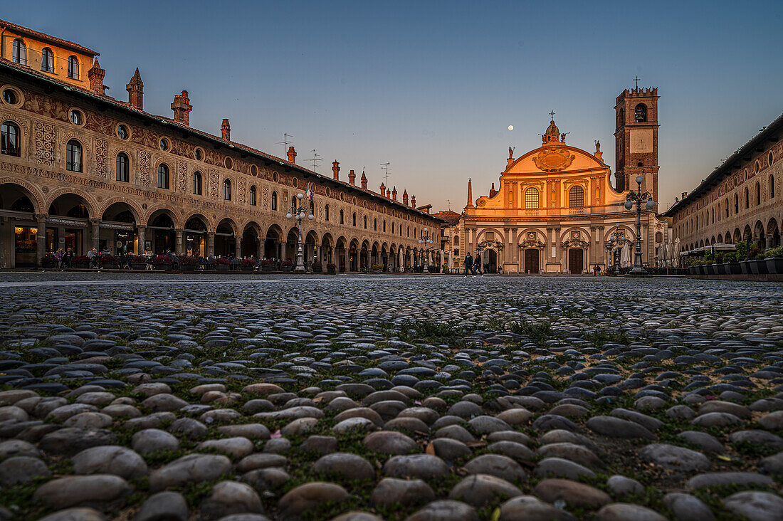  Piazza Ducale with Cathedral of Vigevanono Cattedrale di Sant&#39;Ambrogio at the end of the square, Vigevano, Province of Pavia, Lombardy, Italy, Europe 