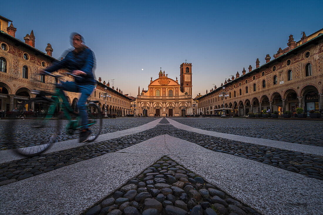  Piazza Ducale with Cathedral of Vigevanono Cattedrale di Sant&#39;Ambrogio at the end of the square, Vigevano, Province of Pavia, Lombardy, Italy, Europe 