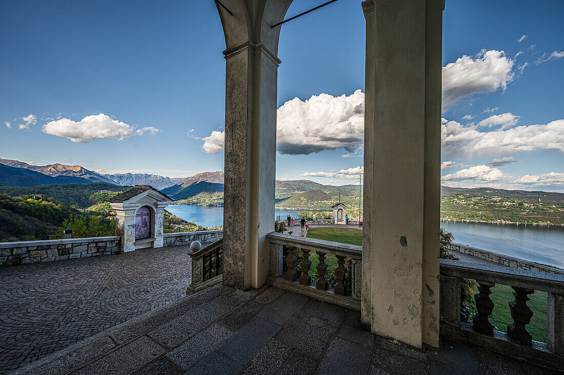 Blick vom Wallfahrtsort Madonna del Sasso auf den See und Berge, Ortasee Lago d’Orta, Provinz Novara, Region Piemont, Italien, Europa