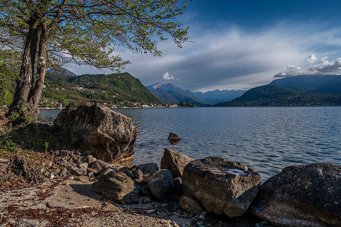 Blick auf Pella am Westufer, Lago d’Orta, Provinz Novara, Region Piemont, Italien, Europa