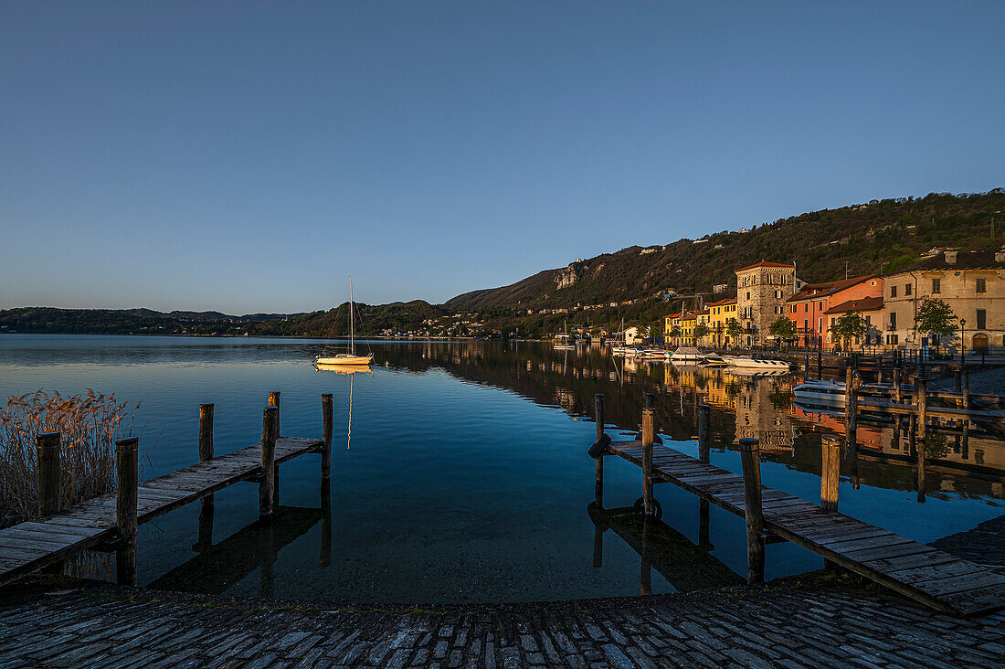 Blick auf Altstadt und Hafen von Pella, Lago d’Orta, Provinz Novara, Region Piemont, Italien, Europa