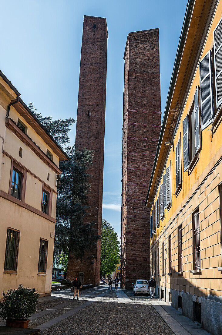  Family towers in the city of Pavia on the river Ticino, province of Pavia, Lombardy, Italy, Europe 
