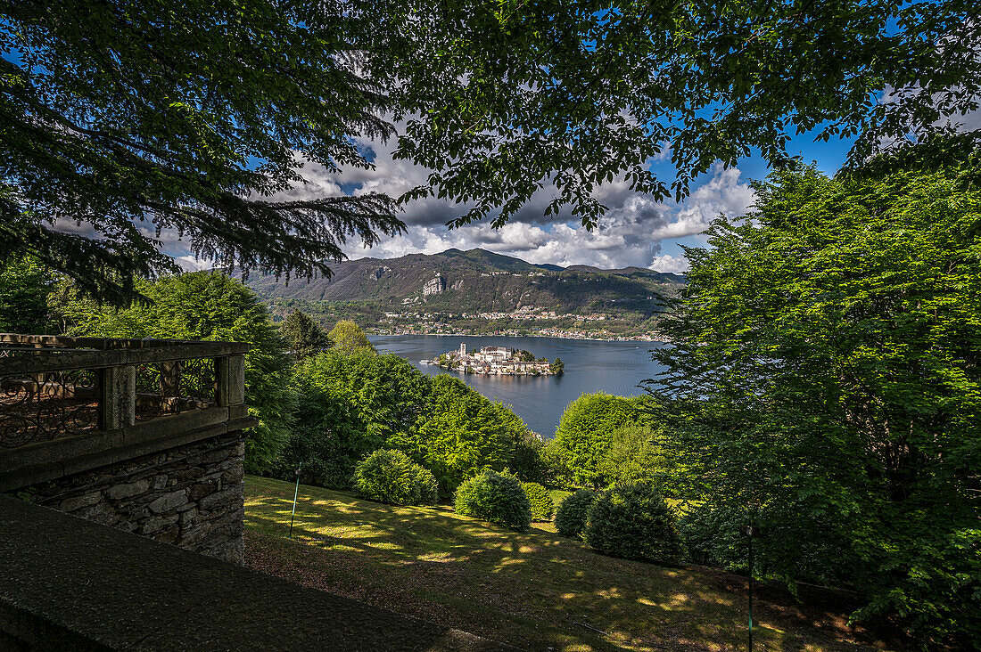 Aussichtspunkt beim Wallfahrtsort Sacro Monte d'Orta, Blick zur Insel Isola San Giulio, Lago d’Orta, Provinz Novara, Region Piemont, Italien, Europa