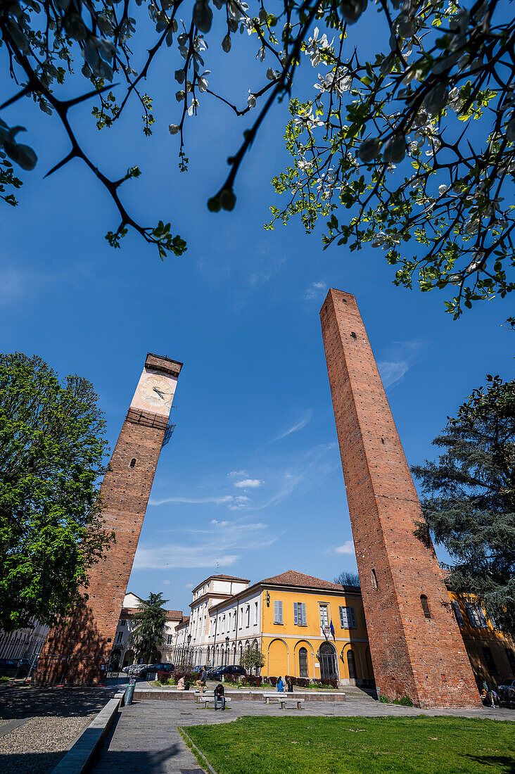  Family towers in the city of Pavia on the river Ticino, province of Pavia, Lombardy, Italy, Europe 