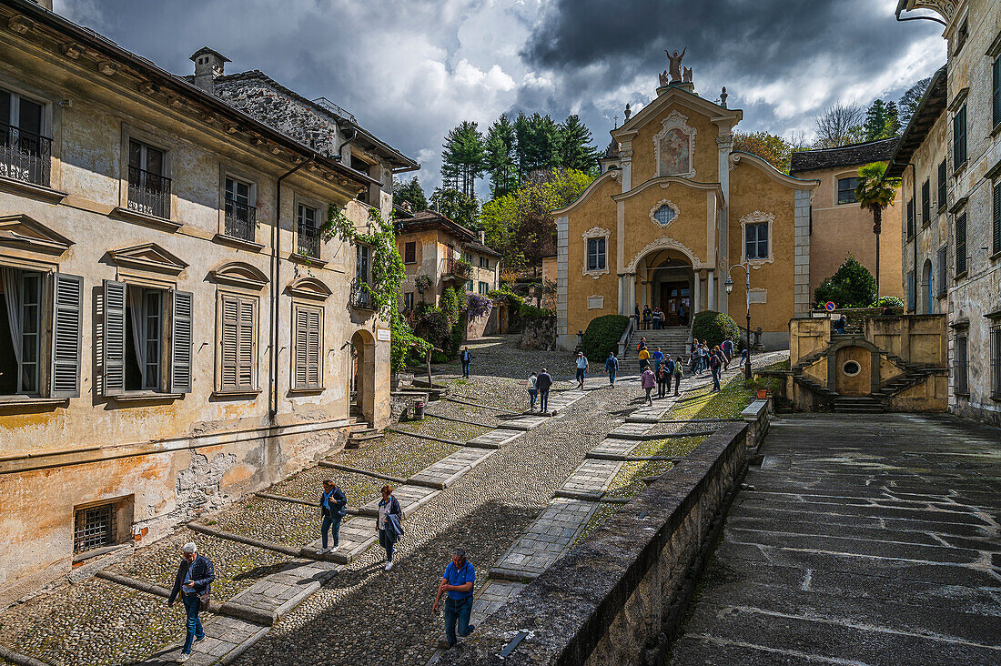 Altstadt mit Kirche Mariä Himmelfahrt am Hang, Orta San Giulio, Ortasee Lago d’Orta, Provinz Novara, Region Piemont, Italien, Europa