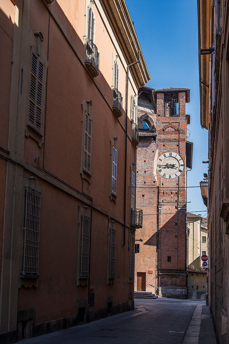  Alley with church Chiesa di Santa Maria di Canepanova at the end, city of Pavia on the river Ticino, province of Pavia, Lombardy, Italy, Europe 