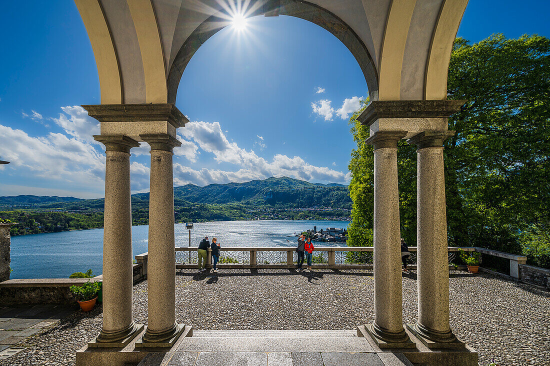 Menschen schauen auf See, Blick auf Isola San Giulio vom Wallfahrtsort Sacro Monte d’Orta, Orta San Giulio, Ortasee Lago d’Orta, Provinz Novara, Region Piemont, Italien, Europa