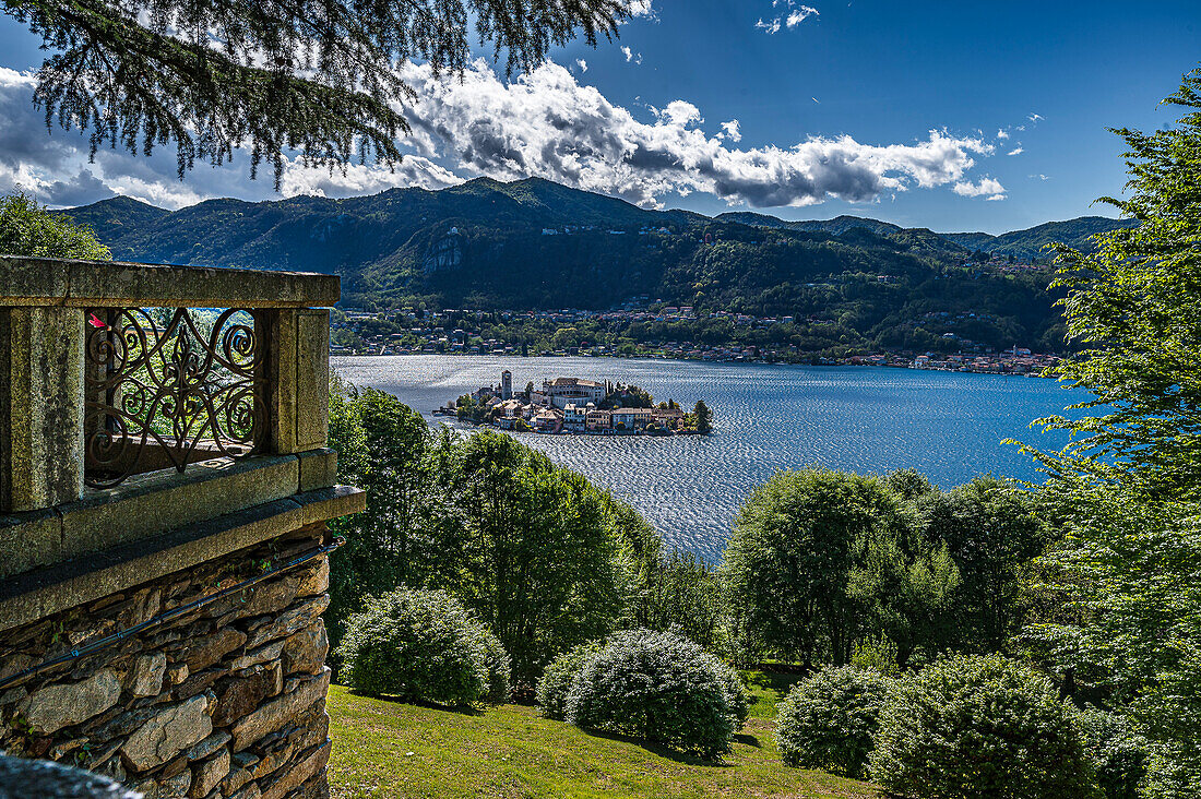 Blick auf Isola San Giulio von der Wallfahrtskirche Sacro Monte d’Orta, Orta San Giulio, Ortasee Lago d’Orta, Region Piemont, Italien