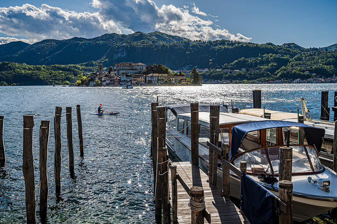 Dampferanlegestelle und Blick auf Isola San Giulio vom Hafen Orta San Giulio, Ortasee Lago d’Orta, Region Piemont, Italien, Europa