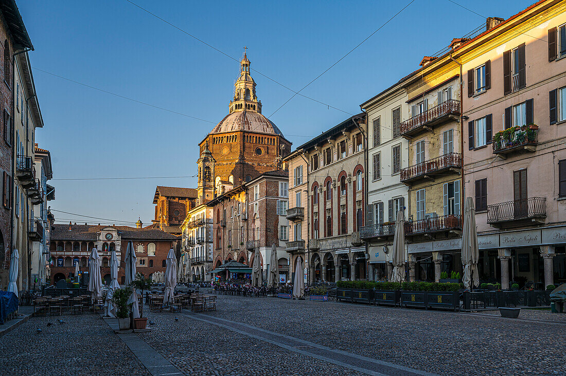 Cafes in der Fußgängerzone am Morgen, Piazza della Vittoria mit Blick zum Dom, Stadt Pavia, Provinz Pavia, Lombardei, Italien, Europa