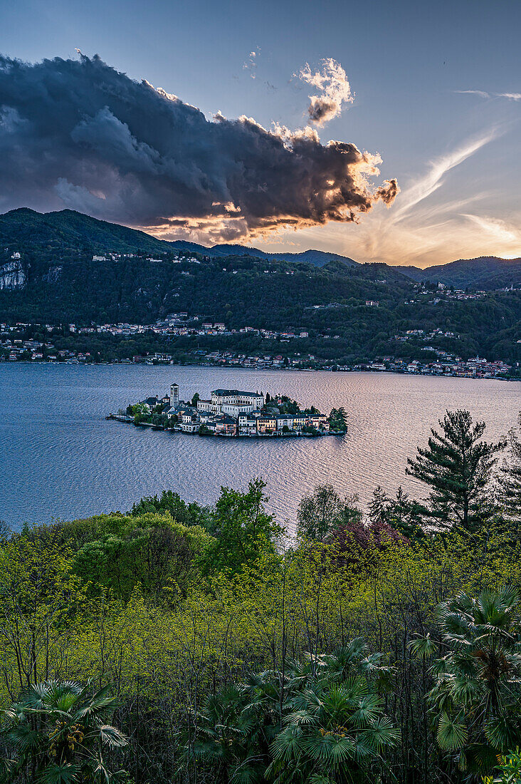 Blick auf Insel Isola San Giulio vom Wallfahrtsort Sacro Monte d’Orta am Abend, Ortasee Lago d’Orta,  Region Piemont, Italien, Europa