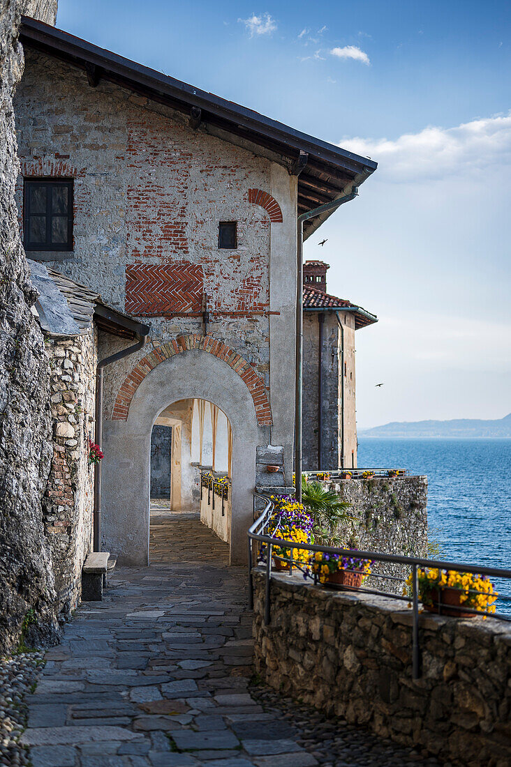 Kloster Santa Caterina del Sasso mit Blick auf den See, Leggiuno, Provinz Varese, Lago Maggiore, Lombardei, Italien, Europa