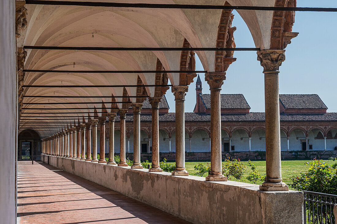 Kreuzgang im Innenhof mit Garten, Kloster Certosa di Pavia, Pavia, Provinz Pavia, Lombardei, Italien, Europa