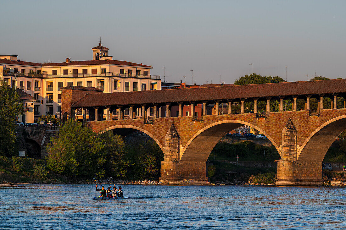  Bridge Ponte Coperto, city of Pavia on the river Ticino, province of Pavia, Lombardy, Italy, Europe 