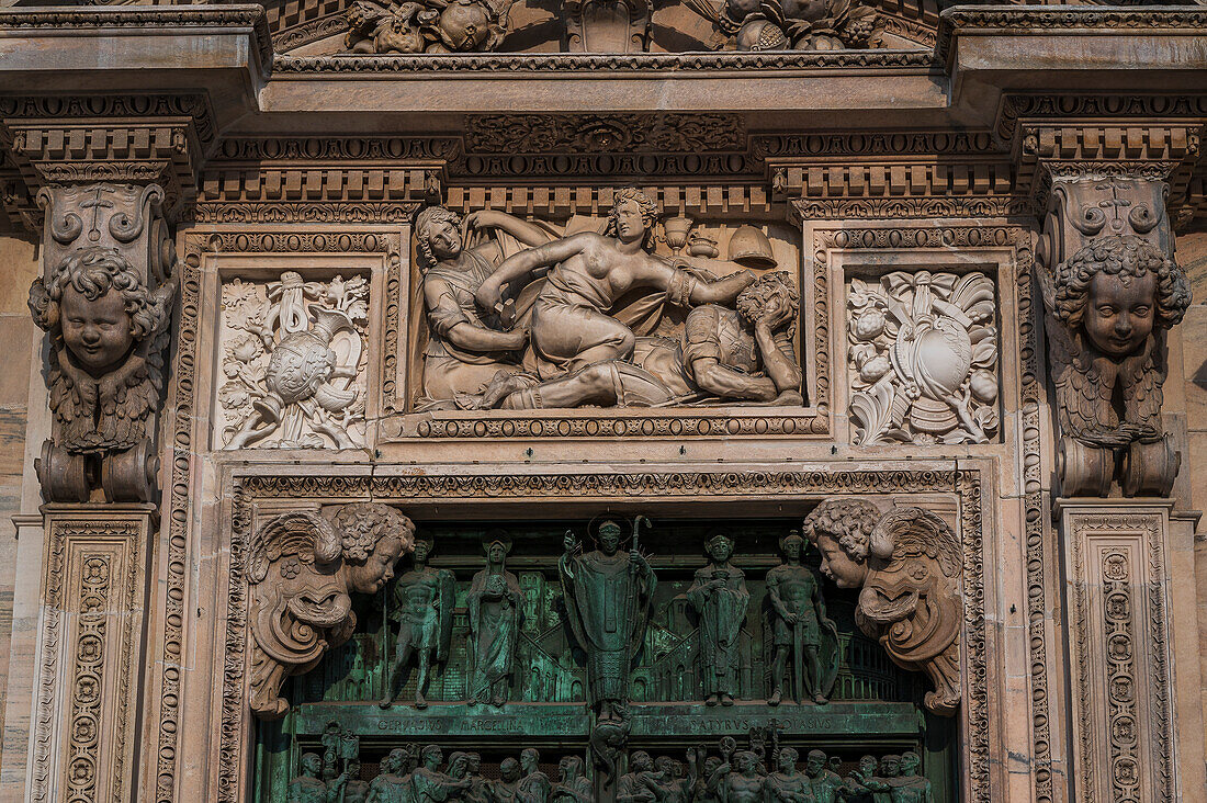  Bronze doors of the main portal by Lodovico Poliaghi, Cathedral, Piazza del Duomo with the Cathedral, Milan Cathedral, Metropolitan City of Milan, Metropolitan Region, Lombardy, Italy, Europe 