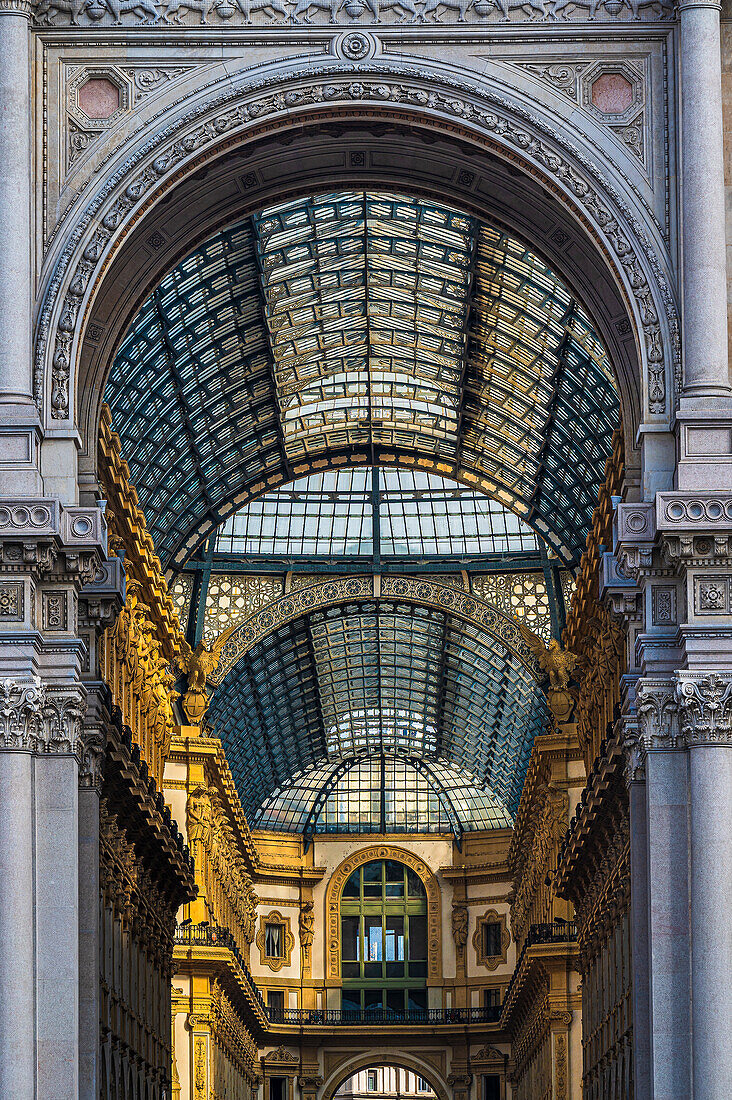 Blick durch den Triumphbogen der Galleria Vittorio Emanuele II zum Mailänder Dom, Mailand, Lombardei, Italien, Europa