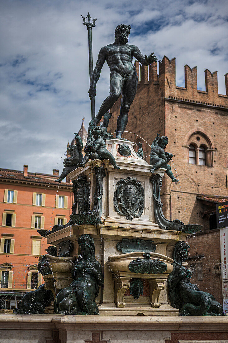  Neptune Fountain fountain in the center, Piazza Nettuno, Bologna, Italian university city, Emilia-Romagna region, Italy, Europe 