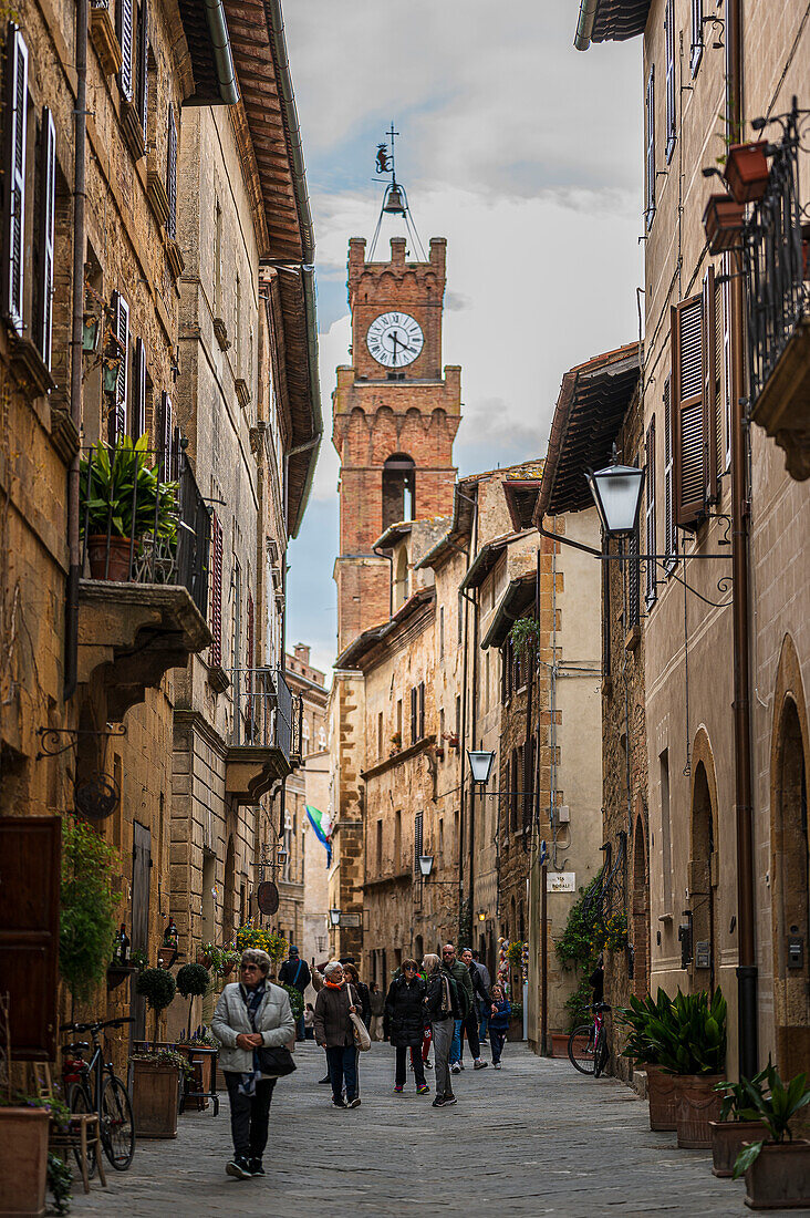 Blick auf Rathaus mit Turm des Palazzo Comunale, Pienza, Region Toskana, Italien, Europa